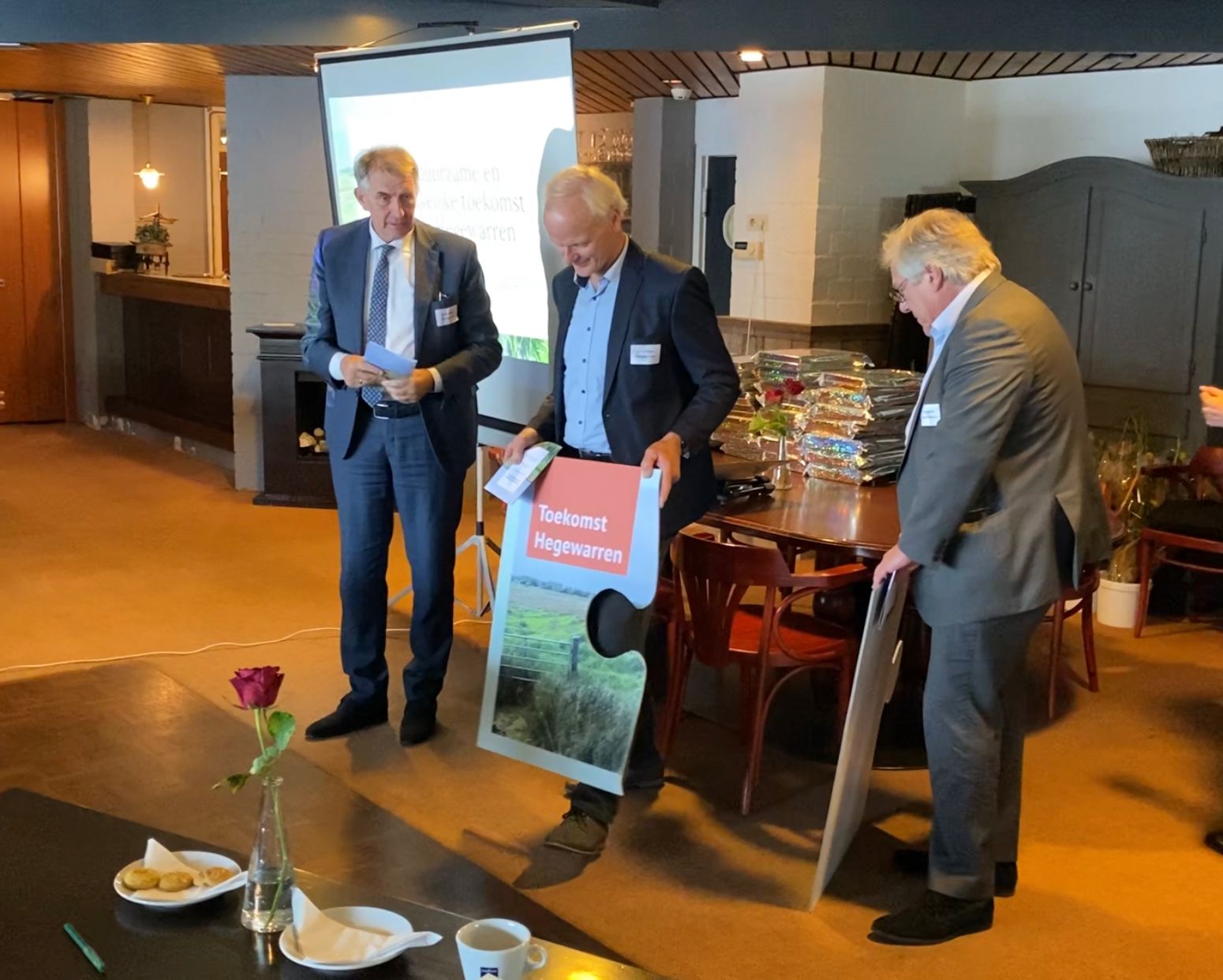Foto: bestuurders Douwe Hoogland (provincie), Jan van Weperen (Wetterskip) en Robin Hartogh Heys van de Lier (Smallingerland) ontvangen symbolisch puzzelstukken voor de toekomst van de Hegewarren